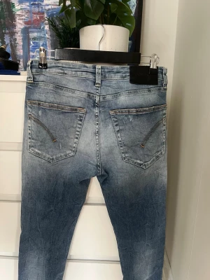 Dondup Jeans - Säljer ett par feta dondup Jeans i storlek 30/30. Inga tecken på användning och ser helt nya ut. Hör gärna av er vid frågor🙌