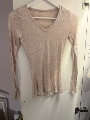 Supersöt tröja  - Säljer denna beiga tröja från intimissimi💕