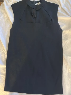 Zara topp  - Snygg topp ifrån Zara! Storlek m men passar mycket väl mindre❣️
