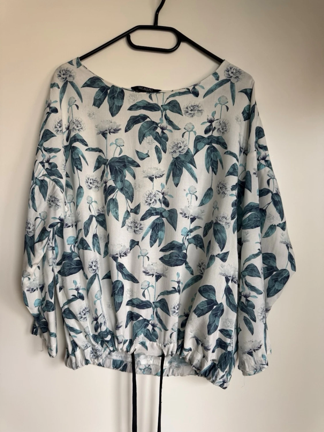 Blommig långärmad blus med dragsko