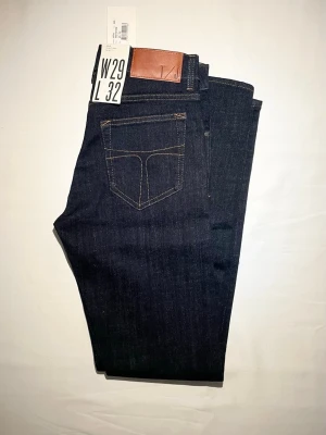Tiger of Sweden jeans nya - Sprillans nya jeans ifrån tiger of Sweden. Prislapppen sitter kvar på jeansen. Storleken är W29 L32 och i modellen evolve vilket är Slimfit. kvitto kan visas privat