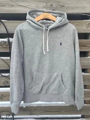 Ralph Lauren hoodie - En riktig fräsch Ralph Lauren hoodie säljs nu. Den är i mycket skönt och fräscht material. Använd fåtal gånger, inga tydliga tecken på användning. Den är i Storlek S & Perfekt för sommaren! Tveka inte att höra av dig!