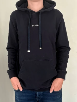 Dondup hoodie - Tjena, säljer nu denna riktigt snygg Dondup hoodie i Stl L men fits M. Den är i riktigt bra skick. Nypris 4000✅Vid minsta funderingar så är det bara att höra av sig//Allt gott