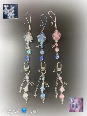 Jellyfish keychains  - 100% handgjord av mig! Snälla kontakta innan du trycker på köp nu, ifall de redan har blivit såld på en annan app🫶🏼 kontakta och säg vilken du vill ha! #trinket #y2k #alt #emo #goth #anime #kpop #scene #whimsical #fairy #fairycore #fairygrunge #kawaii #coquette #sanrio #juminocore #shoujo #swag #mlp #mylittlepony #bluelock #saikik #demonslayer #naruto #jujutsukaisen #jjk