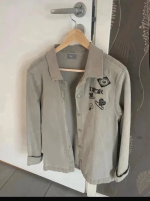 Jeans jacka  - Jätte fin jacka från ett välkänt märke köpte på Vinted. i storlek S pris kan diskuteras 💞