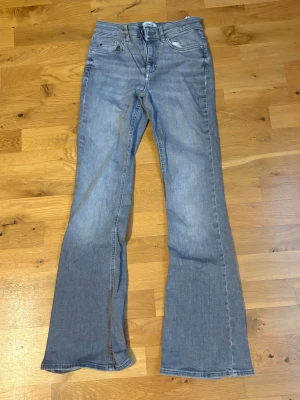 Grå bootcut jeans från Only i storlek S/30 - Säljer ett par grå bootcut jeans från Only. Jeansen har utsvängda ben och är tillverkade i denim med en lätt tvättad look. Perfekta för en avslappnad och trendig stil. 💕💕