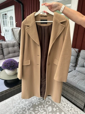 Beige kappa  - Beige kappa, skulle säga att passformen är en XS/S🤎 Längden är ungefär till knäna/låren på mig och jag är 175cm