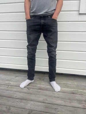 Tiger of Sweden jeans svarta/grå - Stilrena, bekväma och använda ett fåtal gånger. Storlek 32/34. Bara att höra av sig vid frågor!