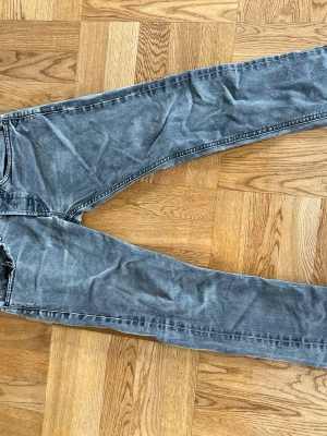Snygga grå/svarta jeans från dondup med lite sköna slitningar  - Snygga grå/svarta jeans med lite snygga slitningar. Perfekta till en skön outfit 