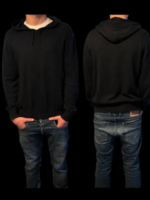 Sayless Kashmir hoddie - Tja säljer denna riktigt feta Sayless Kashmir hoddie i storleken S, inga defekter som jag har lagt märke till, modellen är 180cm, 67kg.