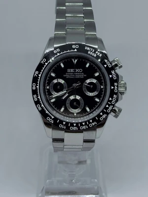 Seiko Mod Daytona ”Godzilla” - Säljer denna helt nya Seiko Mod Daytona! Den har ett VK63 urverk och glaset är i safir. Perfekt för dig som vill ha en stilren klocka nu till sommaren!😎