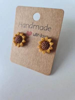 Handgjorda solrosörhängen i polymerlera - Mina absoluta storsäljare på marknader 🌻❤️ Supersöta handgjorda örhängen formade som små solrosor i senapsgul och brun polymerlera. Örhängena är små och diskreta men ändå ett riktigt statement. Stift av rostfritt stål.