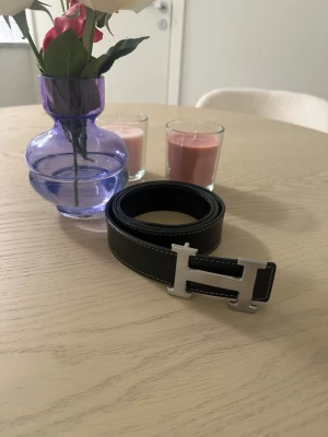 H bälte - Bältet är i bra skick lite använd och gjort små hål för att de ska vara lite tajtare. Om jag minns rätt så är den ungefär 105cm 