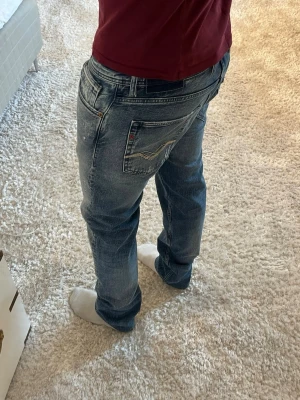 Replay jeans med slitningar  - Replay Grover Jeans | skick 9/10 | Storlek 32/34 | Pris - 599kr | Modellen är ca 181cm lång | Hör av dig vid minsta fråga eller fundering!!