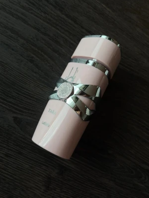 Lattafa Yara 100ml - Söt och fruktig parfym från Lattafa. Cirka 90% kvar i flaskan om inte mer. OBS! Alla mina parfymer förvaras i ett svalt rum borta från solljus! 