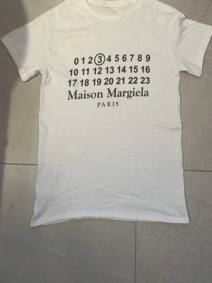 Maison Margiela vit t-shirt - Vit t-shirt från Maison Margiela. 