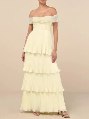 Gul lång/balklänning  - Ljusgul långklänning med offshoulder och volangdetaljer. Klänningen har flera lager med plisserade volanger och en smickrande passform. Perfekt för sommarens alla tillfällen och till balen. Går ända ner till marken på mig som är 170. Den är ifrån Lulus.