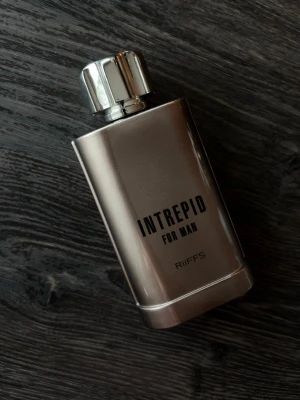 Riiffs - Intrepid for Man 100ml - Kryddig herrdoft från Riiffs. Så gott som oanvänd och i princip nyskick. OBS! Alla mina parfymer förvaras i ett svalt rum borta från solljus! 