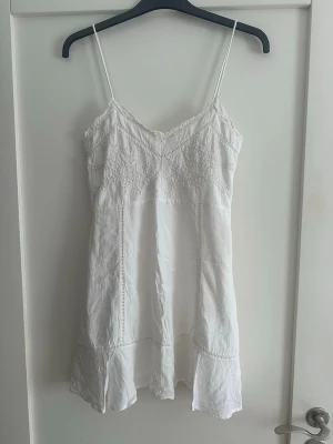 Zara klänning - Helt oanvänd klänning från Zara som inte går att köpa längre. Säljs då den inte kommit till användning💕