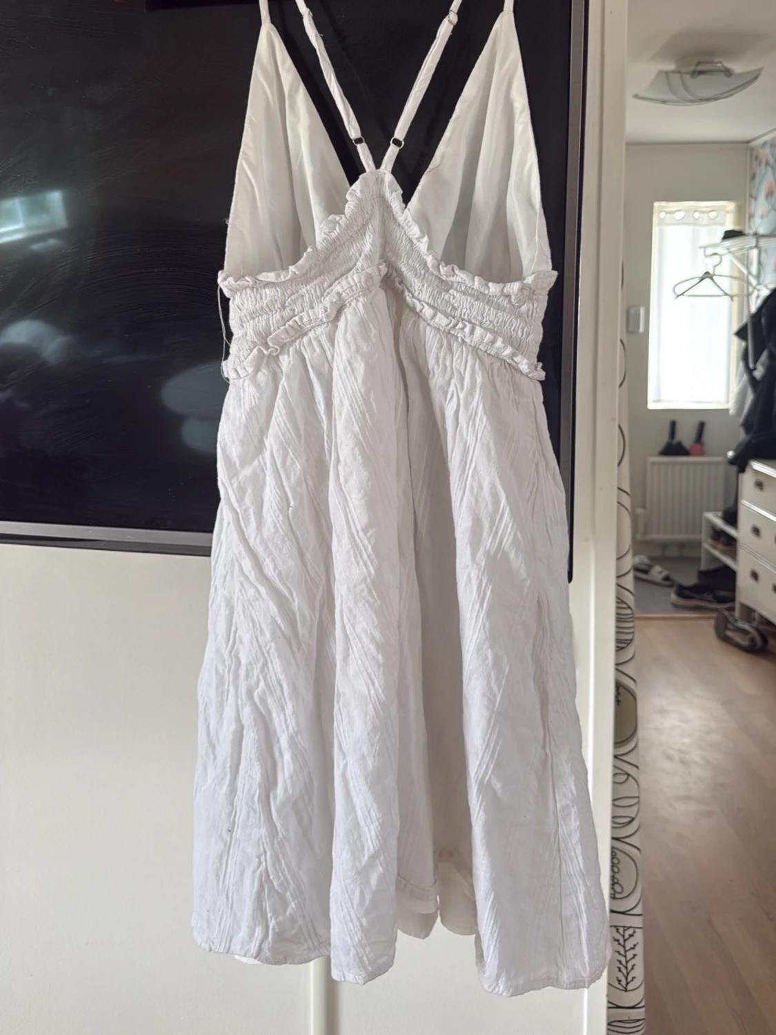 Vit sommarklänning med smock - 1