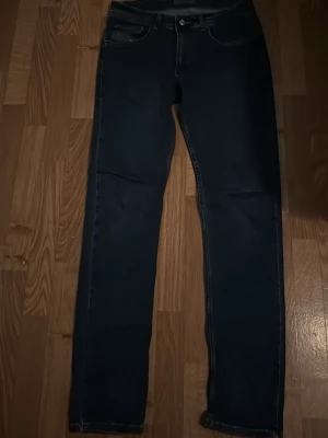 Mörkblå skinny jeans från Diesel - Säljer ett par mörkblå jeans från Diesel med klassisk femficksmodell och normal midja. Jeansen har en snygg, smal passform och är tillverkade i stretchigt denimtyg för extra komfort. Perfekta till en avslappnad streetstyle-look dem är även helt nya pris kan diskuteras vid snabb affär!