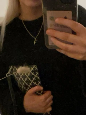 Maria Nilsdotter bokstavshlspand  - Jätte fint halspand från Maria Nilsdotter med bokstaven F och stolek 45❤️Knappst andvänt, skriv för fler bilder❤️Nypris är 3000❤️Box tillkommer