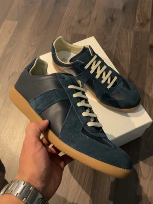 Maison margiela skor - Nya stilrena maison margiela i mörkblå färg. Storlek 43 passar 42! Perfekt nu till sommarn☀️hör av dig för mer bilder/info⁉️BVSA.