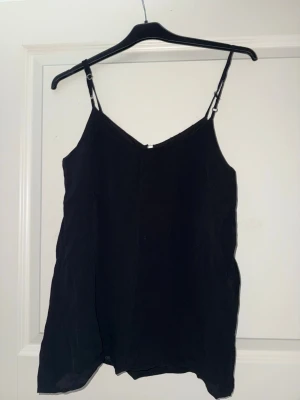 Svart linne  - Svart linne i storlek S, från Vero Moda. Fin detalj kedja. 