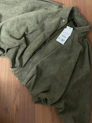 Olivgrön mockajacka zara  - Snygg trendig olivgrön mockajacka från zara 