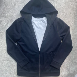 Kofta/Cardigan Massimo Dutti - En as fet cardigan/kofta från Massimo dutti! | Storlek M, passar S bättre | Hör av dig vid fler frågor!🤍