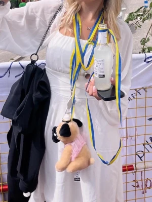 Vit kort klänning med puffärmar - Säljer en vit kort klänning från Bubbleroom med puffiga långärmar, fyrkantig ringning och knytband i midjan. Klänningen har en flowy passform och är tillverkad i ett lätt, luftigt material som passar perfekt till studenten. Storlek xs. Finns inga fläckar eller defekter så som ny! Nypris 699kr