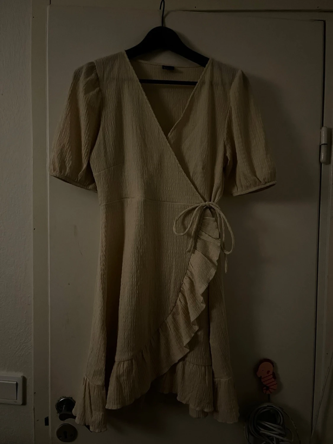 Beige omlottklänning med volang - 2