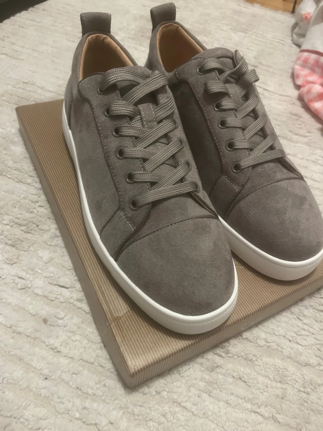 Gråa sneakers i mocka från Tamaris