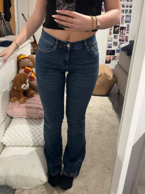 Jeans - Gina tricot  - Säljer ett par mörkblå bootcut jeans från Gina tricot. Jeansen är midwaist och i storlek xs/34. Det är nästan aldrig använda!💕