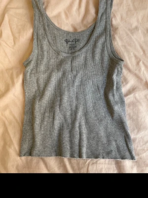 Grå linnetopp från brandy melville  - Säljer en enkel och grå linnetopp från Brandy Melville ❣️
