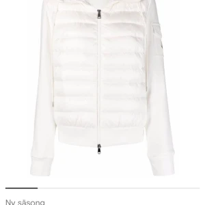 Moncler hooded down jacket vit - Helt helt ny moncler jacka/kofta från moncler. Äkta såklart!! Det är storlek M men passar S oxå. Pris kan diskuteras. Skriv för fler bilder. 