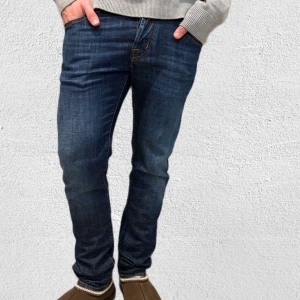 Jacob Cohën Jeans - | ETT PAR OTROLIGT SNYGGA JEANS IFRÅN JACOB COHËN, MED VÄLDIGT STILREN TVÄTT | FÄRG: Mörkblå | SIZE: 32 | SKICK: Nyskick | RETAIL PRIS: 5 200kr | VI KOMMER ATT SÄLJA DESSA JEANSEN FÖR 1800KR, TAGS OCH SCARF TILLKOMMER GIVETVIS I KÖPET | HÖR GÄRNA AV ER VID FRÅGOR OCH FUNDERINGAR | Mvh Morëtti Co. |