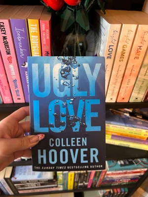 Ugly Love - Ugly Love av Colleen Hoover på engelska. Läst men i inga skador i eller på boken.  Kolla min profil för liknande böcker! +bundle  rabatt!