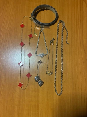 Mix av smycken med hjärtan och klöver - Priset kan diskuteras vid snabb affär 