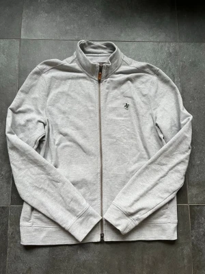 Morris zip tröja  - Tjena, säljer nu denna riktigt snygga och populära Morris zip tröjan, den är i bra skick, utan några skador, hör av er vid frågor och funderingar🙌🤝 