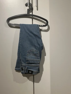 Blå bootcut jeans från LTB - Säljer ett par ljusblå LTB jeans. Dom är använda få gånger men jag har gjort dom längre. Det är lätt att sy upp den kanten igen om man skulle vilja det. Hör gärna av er via intresse eller prisförslag!! (Nypris 799kr) 