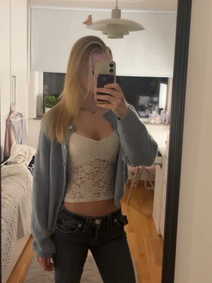 Ljusblå kofta från Gina Tricot - Söt ljusblå kofta från Gina Tricot med rund halsringning och silvriga knappar framtill. 