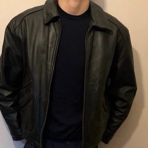 Italiensk leather jacket  - Säljer en svart läderjacka från Italien. Jackan har två snedställda fickor och en enkel krage. Passar perfekt till en avslappnad och cool stil. Materialet är äkta skinn och jackan har en rak passform. Storlek M/L