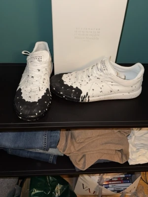 Maison margiela - Säljer mina fina maison margiela black color splatter           Använda 2-3 gånger inga defekter förutom lite smutsiga på undersulan, size 45, 29 Cm innesula.                  PriSet inte hugget i sten🙌