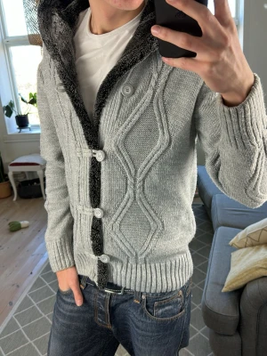 Pälsfodrad cardigan  - Extremt trendig och snygg perfekt nu under de kalla vårkvällarna! Mått: A:50 B:45 C:42 D:63 (cm) Storlek L men den passar även M. Skriv vid fundering😇✌️