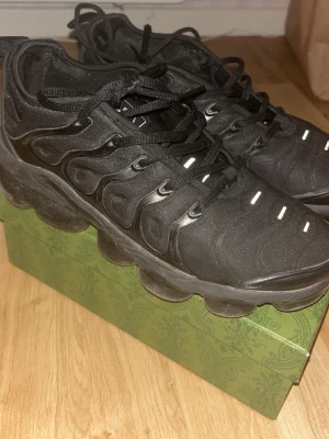 Nike vapor max - Säljer dessa hel svarta Nike vapor max. Söker efter nyare par eller svarta Nike 270s. Skriv om ni är intresserade. 