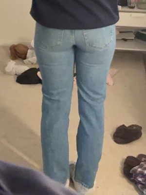  Ljusblå jeans lågmidjade-Gina Tricot - SKICKAS INOM 24 H✰Ljusblå jeans ifrån Gina Tricot ✰ storlek 34✰ finns tecken på användning, se bild 4✰ tveka inte att höra av dig vid frågor ✰ 