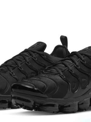 Nike Air Vapormax Plus Triple Black - Nike Air Vapormax Plus i helsvart färg med en chunky sula och ikonisk plastbur på ovandelen. Ovandelen är i mesh och syntetmaterial, och skon har dragflik bak samt synlig Air-dämpning i sulan. Perfekt för dig som gillar en clean och futuristisk look.