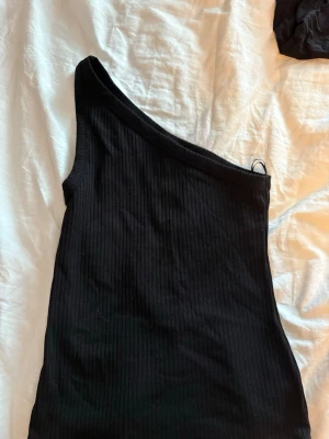 Svart one shoulder topp Kappahl - (Utförsäljning av alla mina kläder, så priset jag lägger ut för gäller, och inget lägre)
