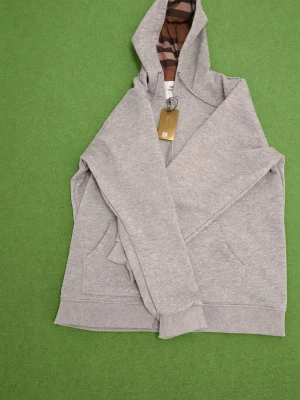Burberry hoodie Grå L - Jag säljer min grå burberry hoodie som jag hade köpt och anledningen till det är att den var för stor.  Storlek L. Grå. Har köpt för 748 kr Axelbredd 44 cm. Längd 74 cm     *   Huvtröja *   Sweatshirt *   Grå *   Dragkedja *   Luva *   Ledig *   Bekväm *   Varumärke Burberry *   Storlek Large *   Ny med taggar  *   \#huvtröja *   \#sweatshirt *   \#gråhuvtröja *   \#dragkedja *   \#ledigstil *   \#streetwear *   \#mode *   \#vinted *   \#tillsalu *   \#varumärke  \#burberry *   \#nyamedtaggar